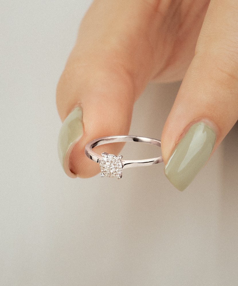 Valgest kullast sõrmus briljantidega