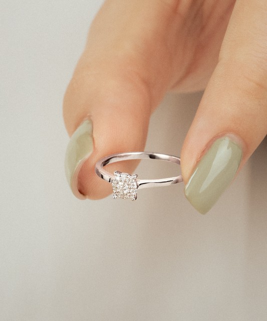 Valgest kullast sõrmus briljantidega