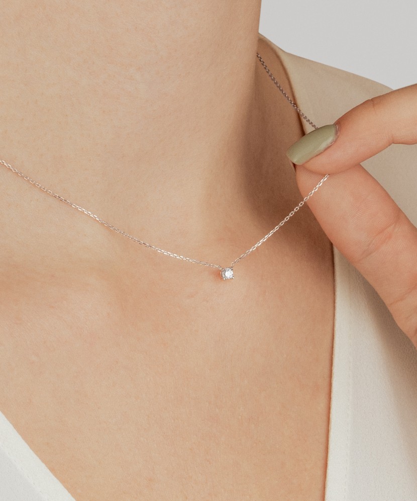 Цепочка из белого золота с бриллиантовой подвеской