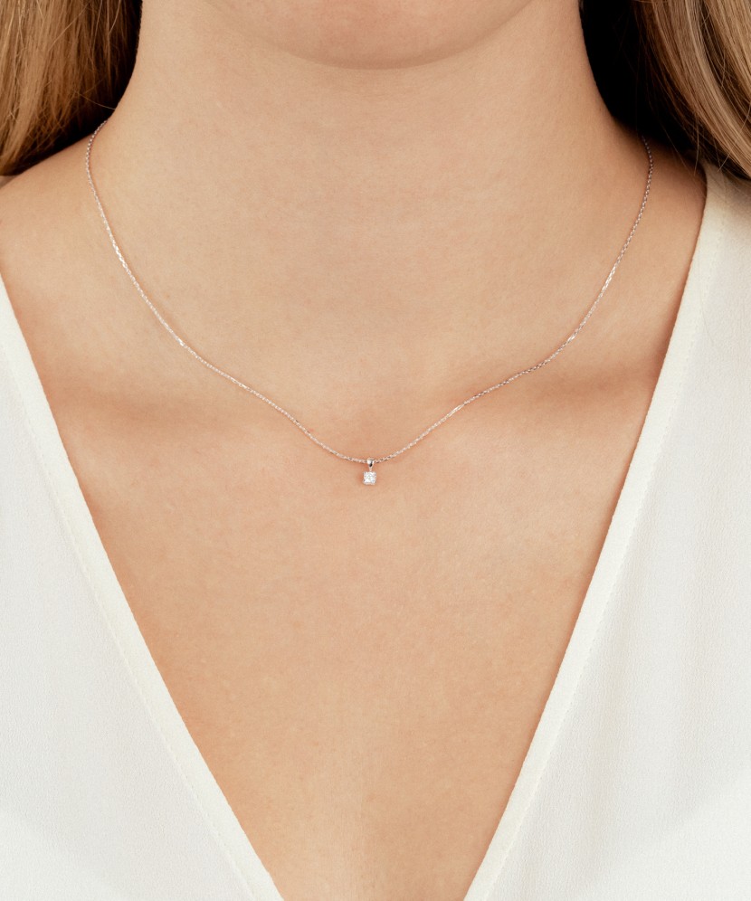 Золотая цепочка с бриллиантовым подвеской