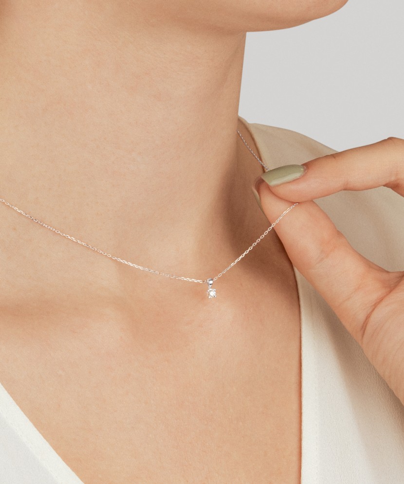 Kuldne kett briljantse ripatsiga