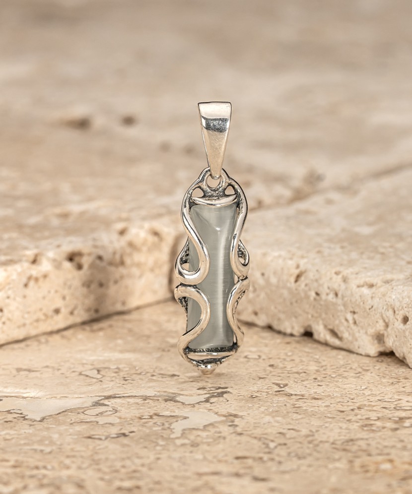 Hõberipats kassisilma kiviga