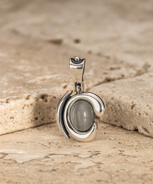 Hõberipats kassisilma kiviga