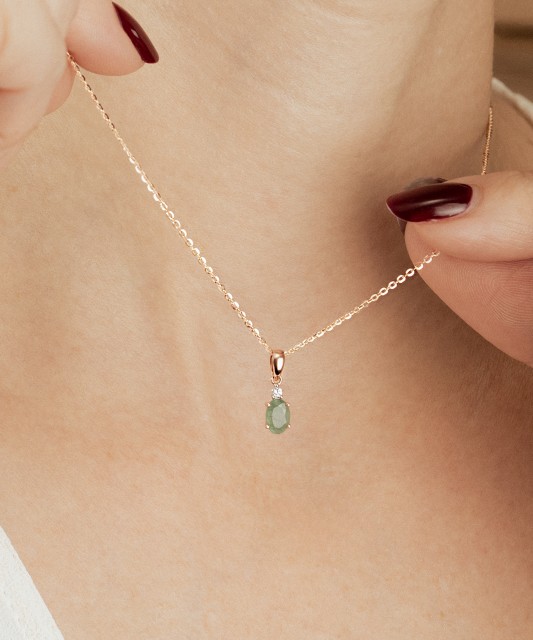 Золотая подвеска с изумрудом и алмазами