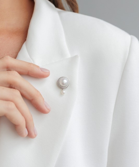 Серебряная брошь с жемчугом и цирконами