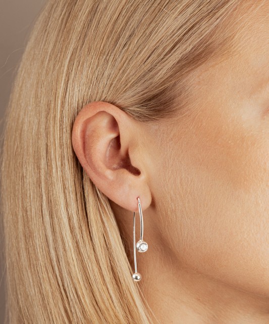 Hõbekõrvarõngad tsirkoonidega