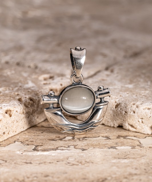 Hõberipats kassisilma kiviga