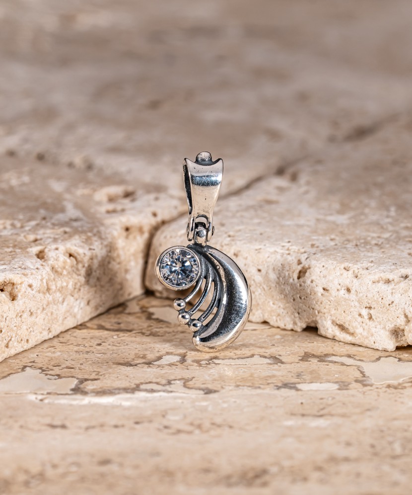 Hõberipats tsirkooniga