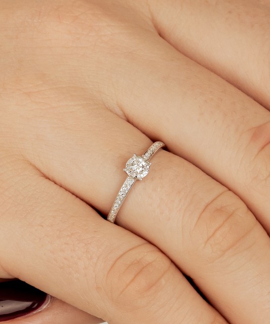 Кольцо из белого золота с бриллиантами