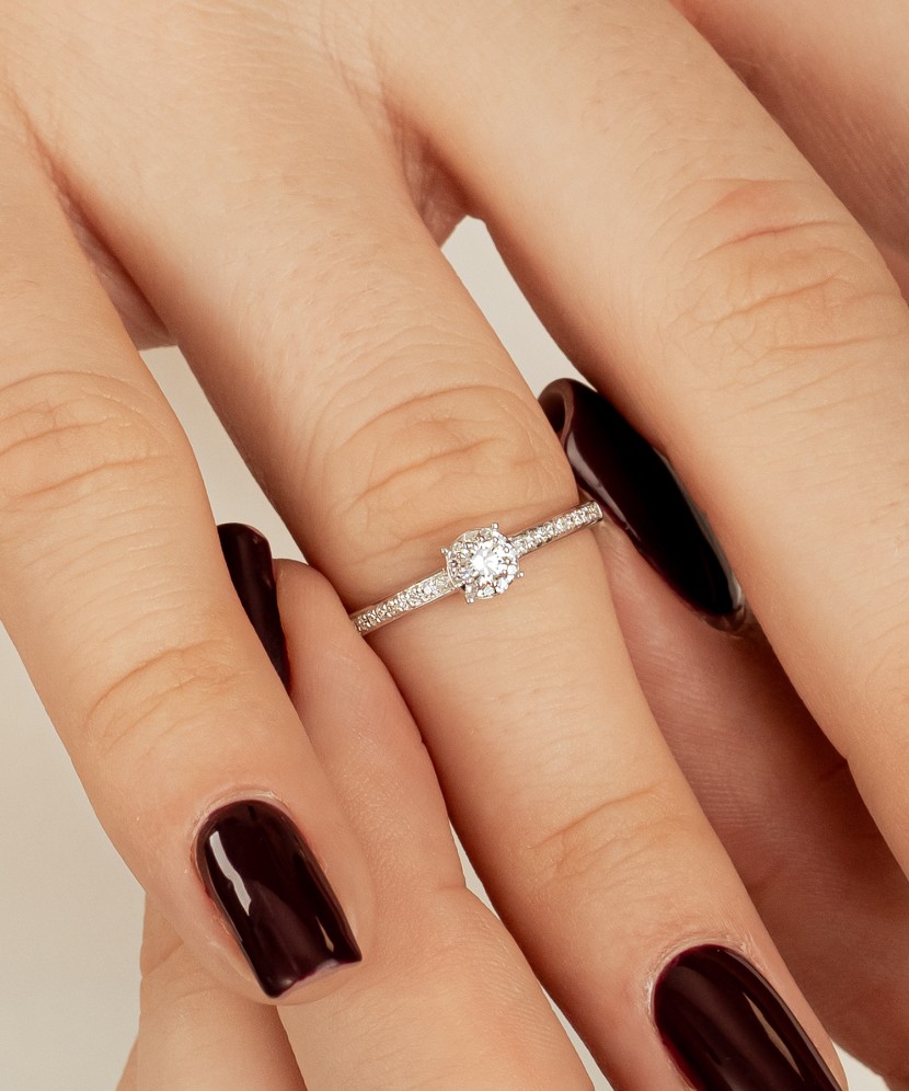 Valgest kullast sõrmus briljantidega