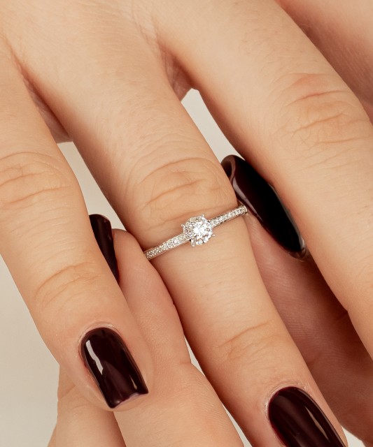 Valgest kullast sõrmus briljantidega