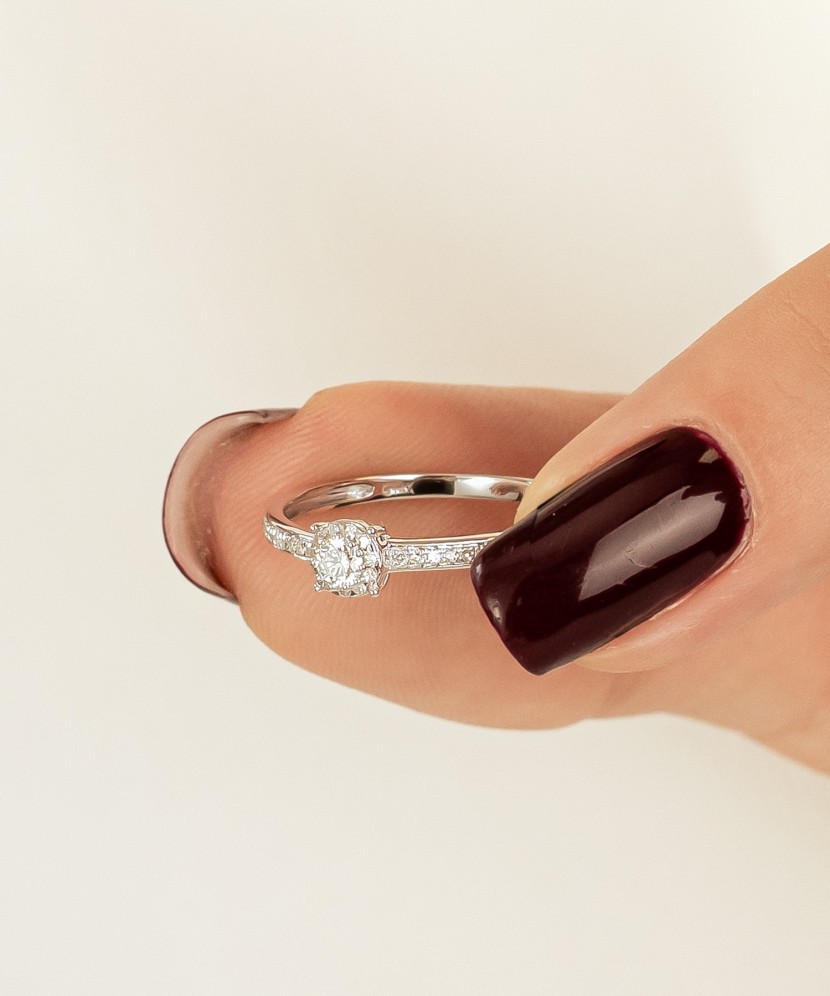 Valgest kullast sõrmus briljantidega