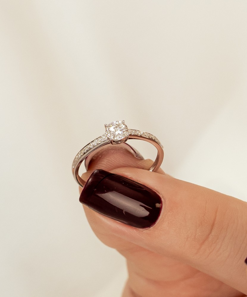 Valgest kullast sõrmus briljantidega