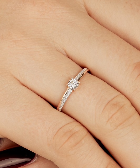 Kuldsõrmus teemandiga