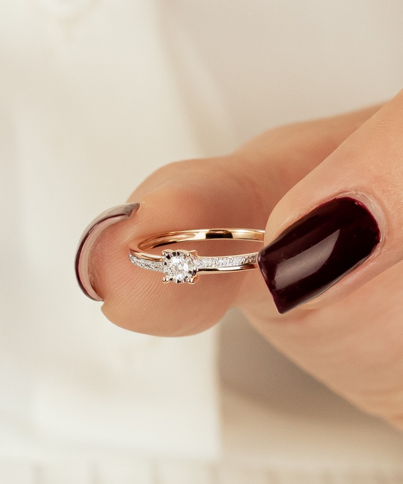 Золотое кольцо с алмазом