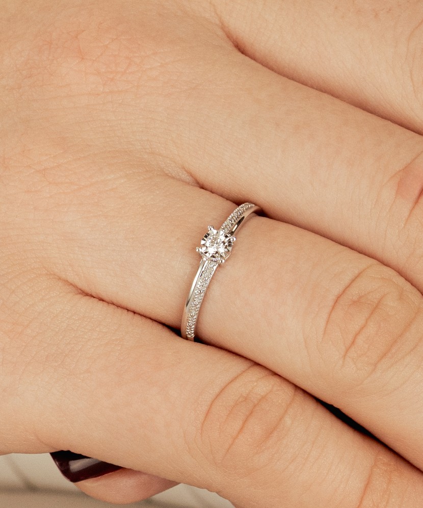 Valgest kullast sõrmus briljantidega