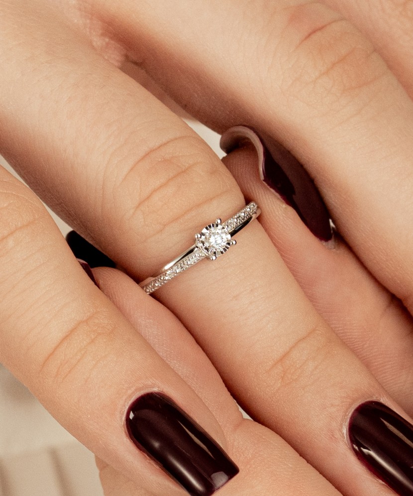 Valgest kullast sõrmus briljantidega