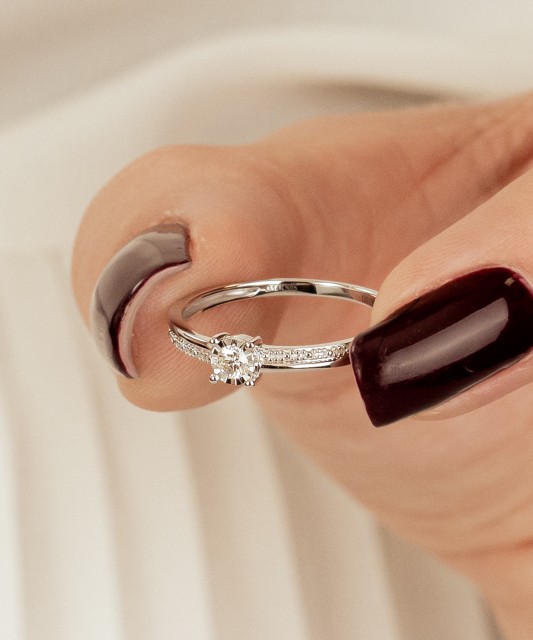 Кольцо из белого золота с бриллиантами