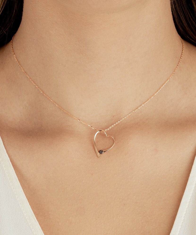 Kuldist ripats mustade teemantitega “Süda”