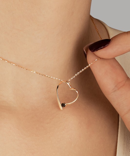 Kuldist ripats mustade teemantitega “Süda”