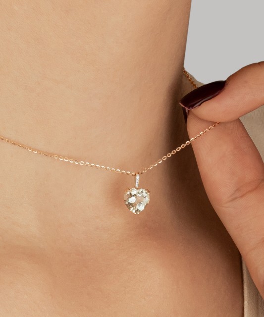 Kuldist ripats rohelise ametüsti ja teemanditega