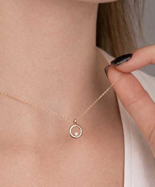 Золотая цепочка с бриллиантовым подвеской