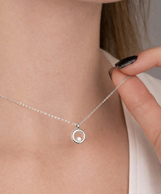 Valgest kullast kett teemantidega