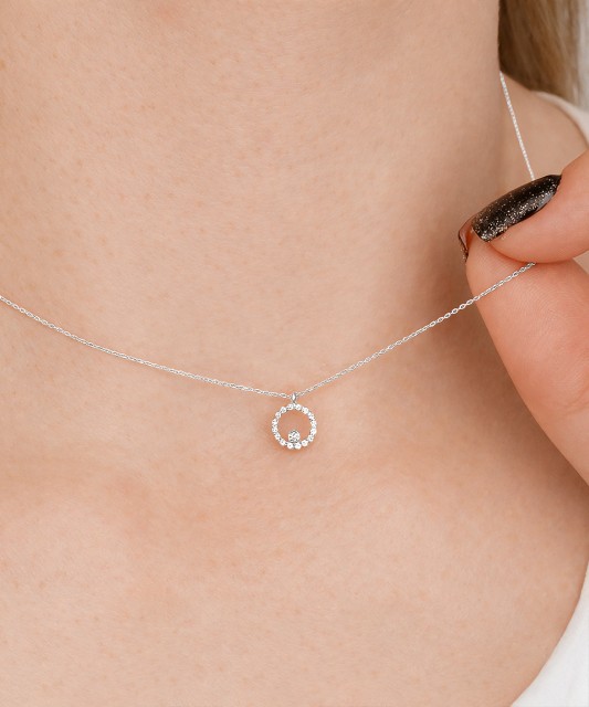 Valgest kullast kett teemantidega