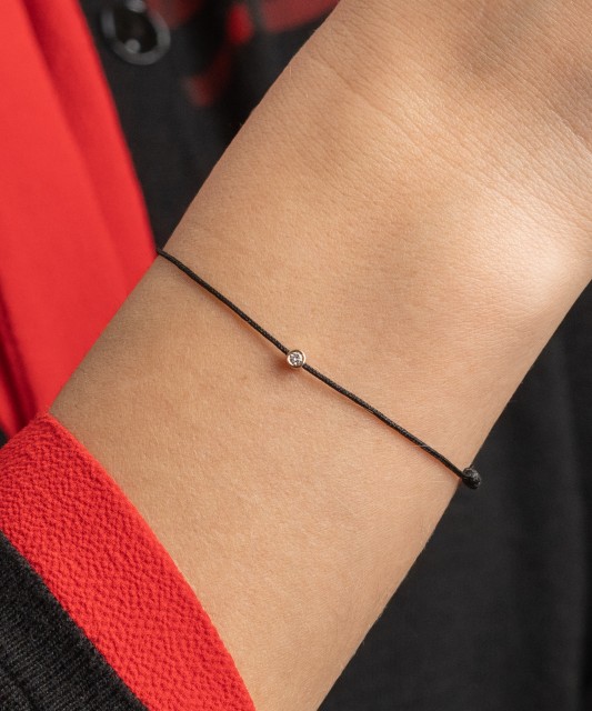 Mustast lõngas käevõru  kullast ja briljandist ripatsiga 0.05ct