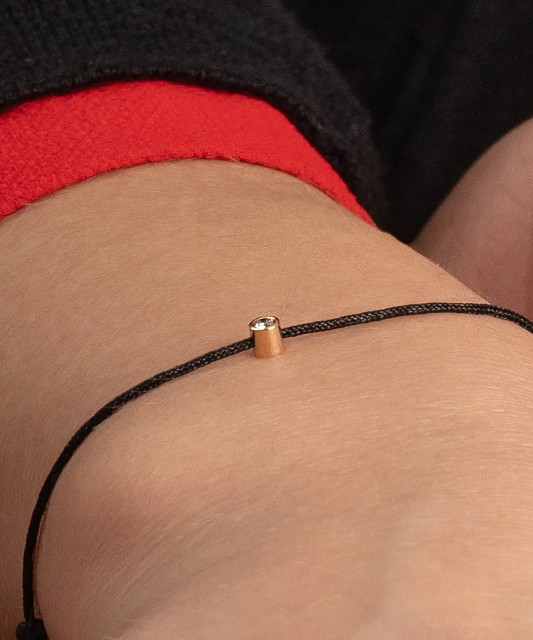 Mustast lõngas käevõru  kullast ja briljandist ripatsiga 0.05ct