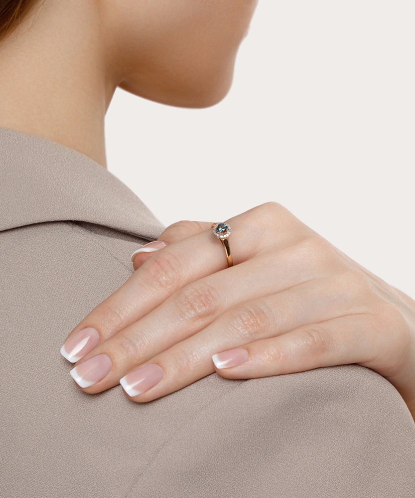 Золотое кольцо с бриллиантами и александритом