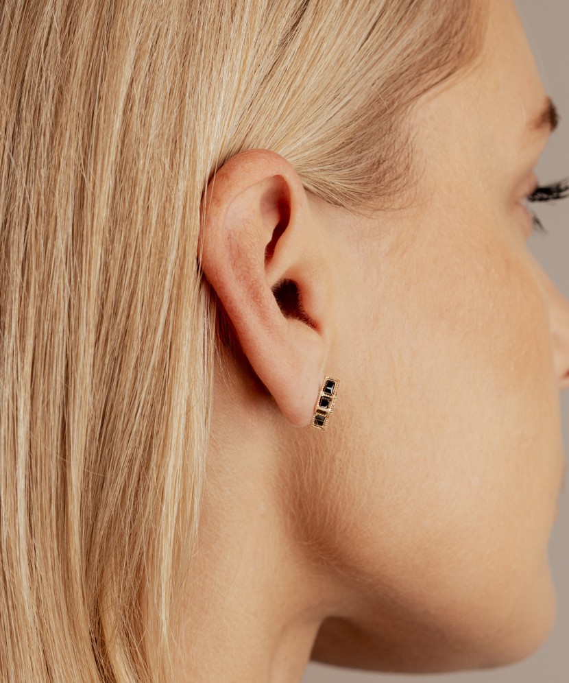 Kuldist kõrvarõngad oonüksite ja tsirkoonidega