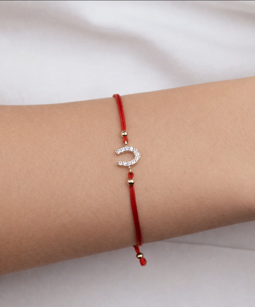 Punasest lõngast käevõru kuldripatsiga