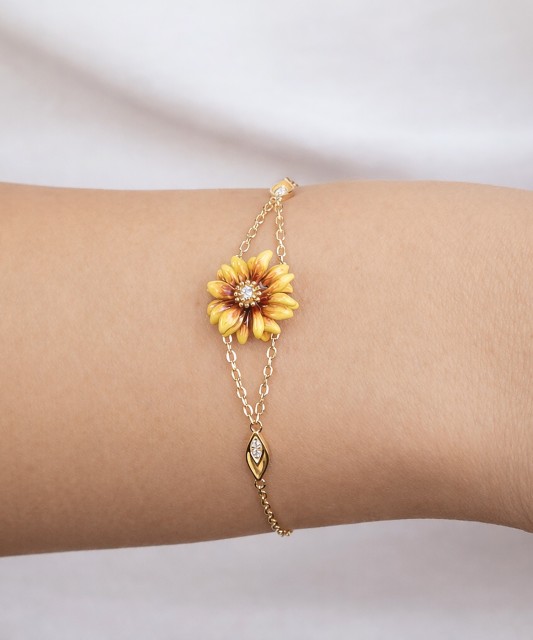 Kullatud hõbedane pross emaili ja tsirkoonidega