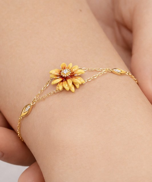 Kullatud hõbedane pross emaili ja tsirkoonidega