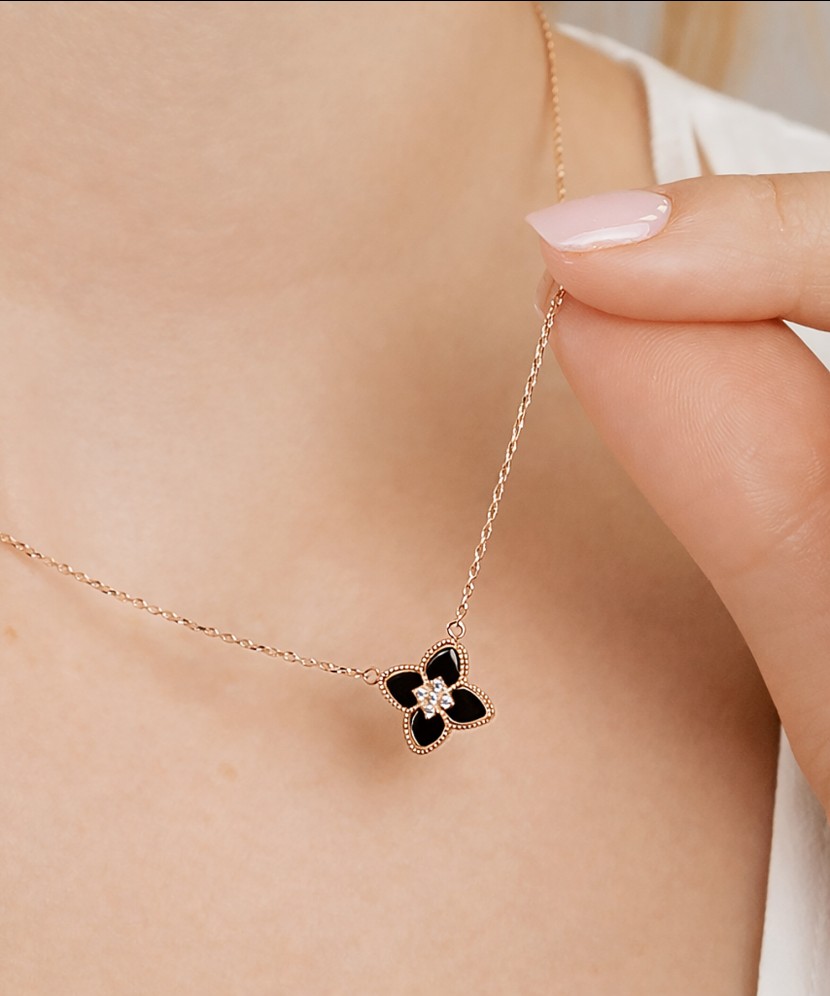 Kuldkett oonüksist ripatsiga