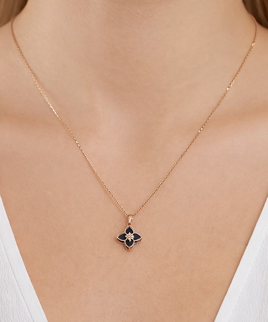 Kuldne ripats oonüksi ja tsirkoonidega