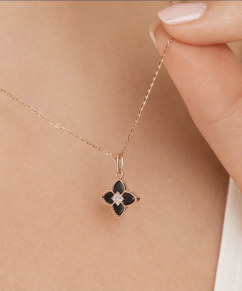 Kuldne ripats oonüksi ja tsirkoonidega