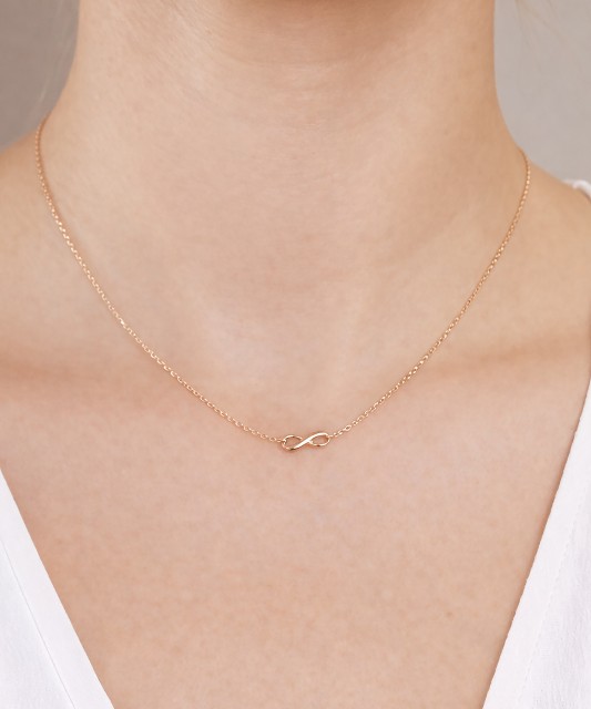 Kuldkett ripatsiga "lõpmatus"