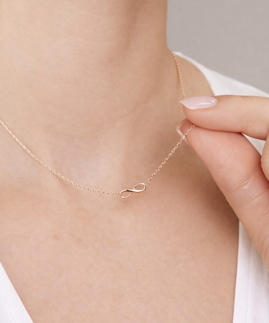 Kuldkett ripatsiga "lõpmatus"