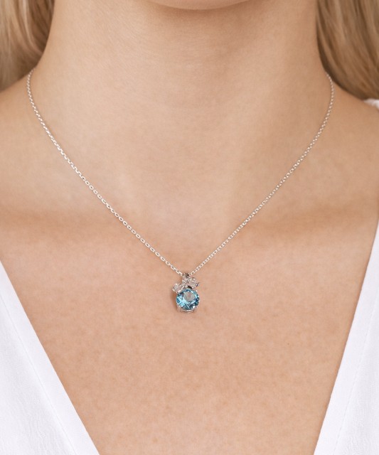 Valgest kullast ripats topaasi, teemantide ja peridootidega