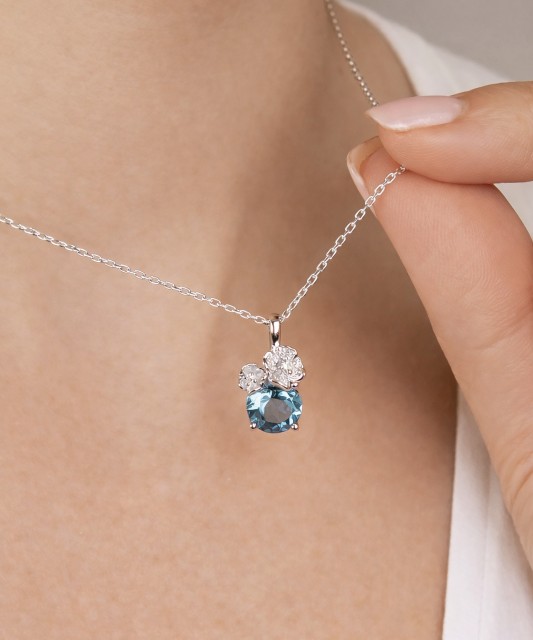 Кулон из белого золота с топазами, бриллиантами и перидотами.