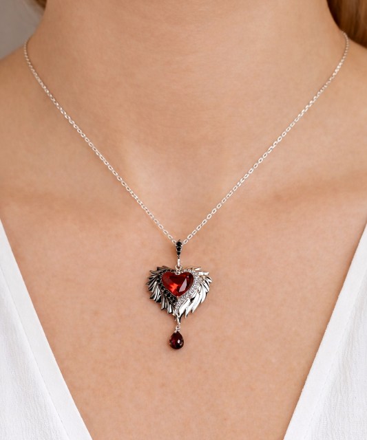 Hõbedast ripats tsirkoonidega ja spinellid