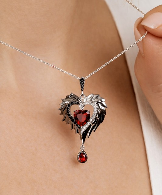 Hõbedast ripats tsirkoonidega ja spinellid