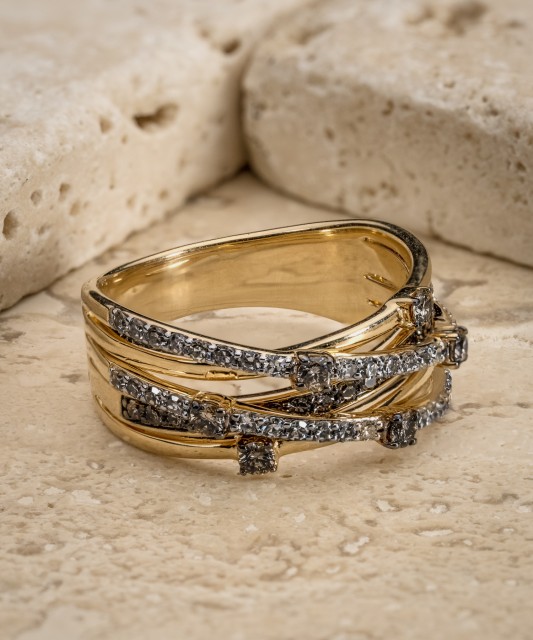 Kollasest kullast sõrmus konjakivärvi teemantidega