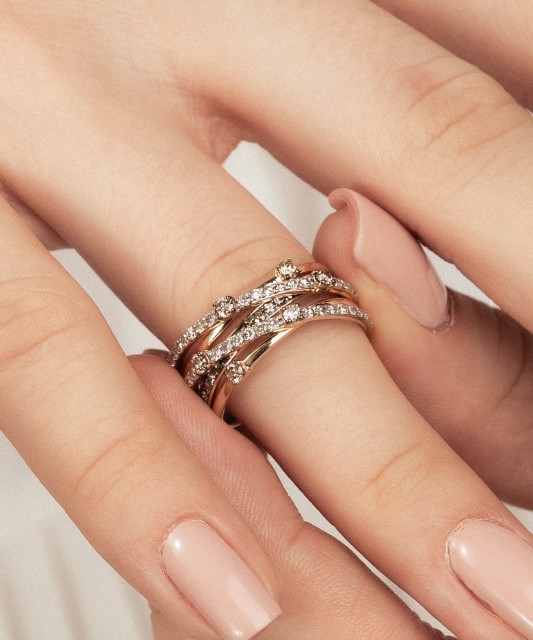 Kollasest kullast sõrmus konjakivärvi teemantidega