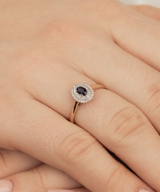 Kollasest kullast sõrmus safiiride ja teemantidega