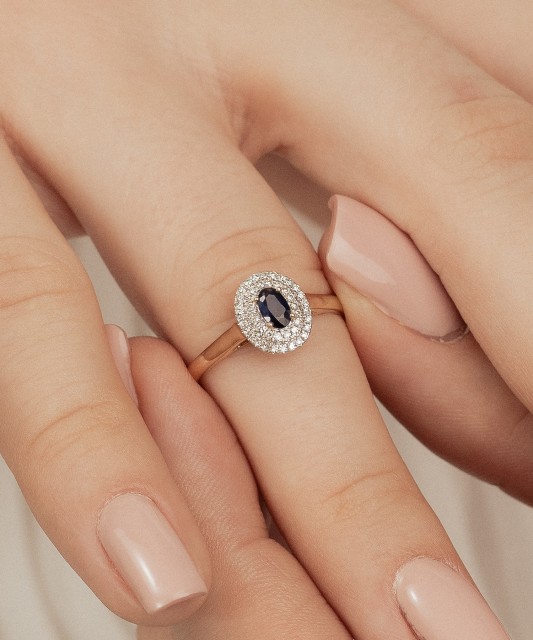 Kollasest kullast sõrmus safiiride ja teemantidega