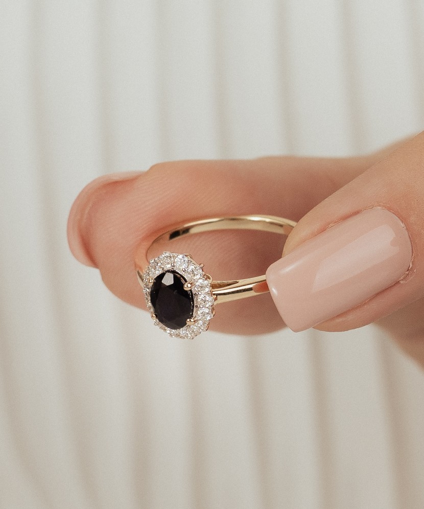 Kollasest kullast sõrmus safiiride ja teemantidega