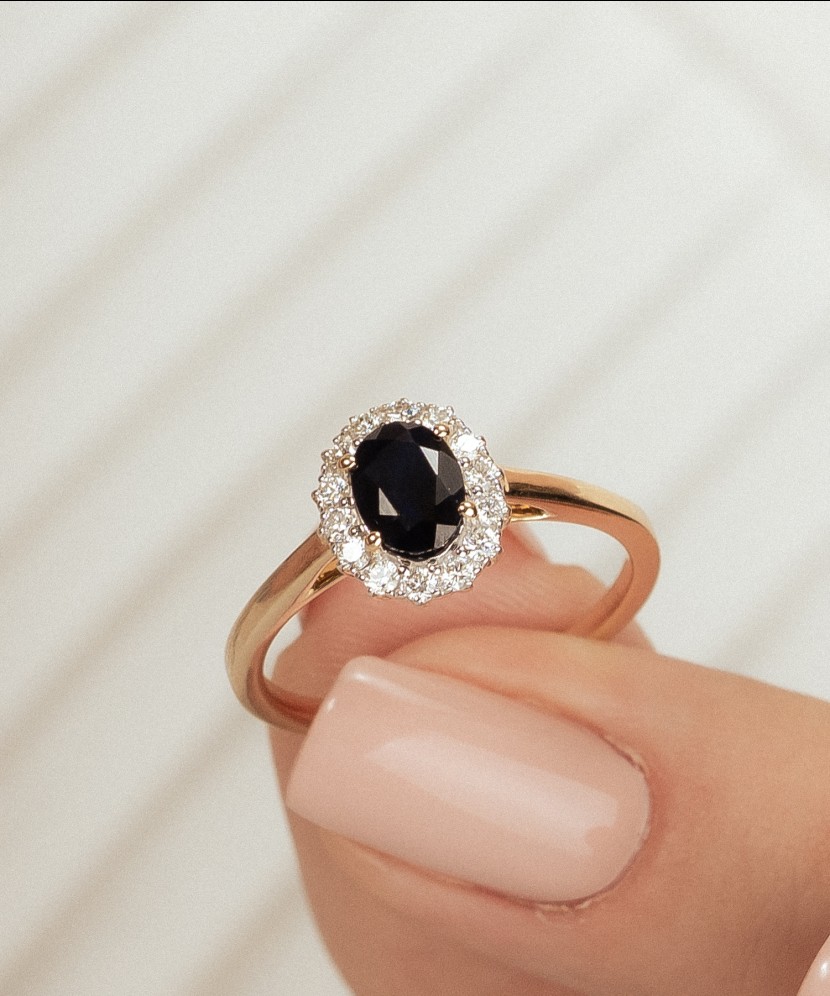 Kollasest kullast sõrmus safiiride ja teemantidega